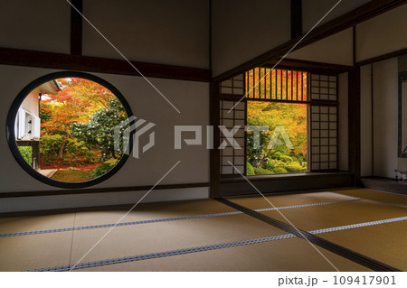 京都・源光庵　「悟りの窓」と「迷いの窓」　紅葉の季節 109417901