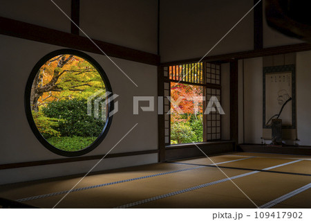 京都・源光庵 「悟りの窓」と「迷いの窓」 紅葉の季節 京都・源光庵 「悟りの窓」と「迷いの窓」 紅葉の季節 109417902