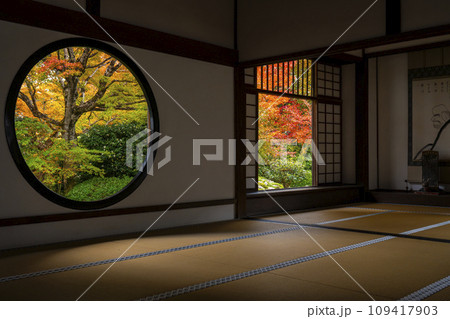 京都・源光庵 「悟りの窓」と「迷いの窓」 紅葉の季節 京都・源光庵 「悟りの窓」と「迷いの窓」 紅葉の季節 109417903