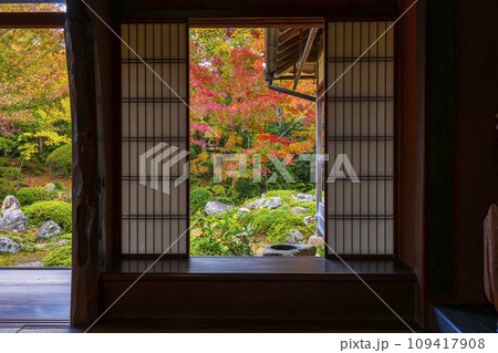 秋の京都・源光庵 書院前に広がる紅葉が美しい鶴亀の庭 秋の京都・源光庵 書院前に広がる紅葉が美しい鶴亀の庭 109417908