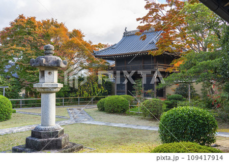 秋の京都・源光庵　山門と紅葉 109417914