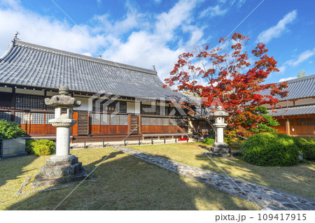 秋の京都・源光庵 秋晴れの空と本堂と紅葉 秋の京都・源光庵 秋晴れの空と本堂と紅葉 109417915