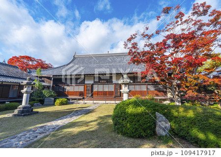 秋の京都・源光庵 秋晴れの空と本堂と紅葉 秋の京都・源光庵 秋晴れの空と本堂と紅葉 109417917