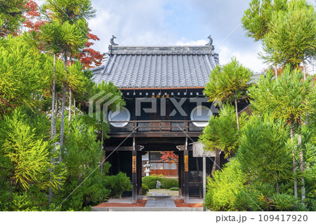 秋の京都・源光庵　丸窓のついた山門 109417920
