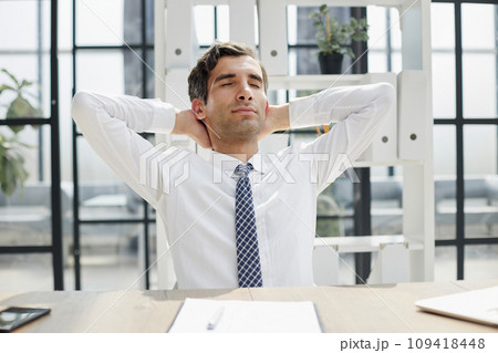 Break, corporate worker or person and hands behind head 109418448