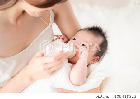 生後一ヶ月の男の子にミルクをあげる母親 109418513