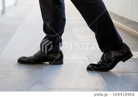 ビジネスマンの足元　革靴 109418908