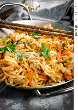Fried noodles with chicken and vegetables. Fried noodles with chicken and vegetables. 109419032