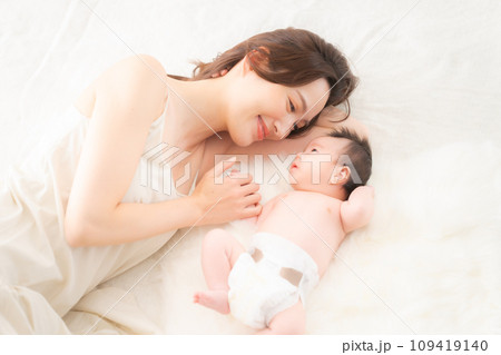 生後一ヶ月の息子と添い寝する母親 109419140