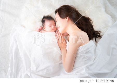 生後一ヶ月の息子と添い寝する母親 生後一ヶ月の息子と添い寝する母親 109419146