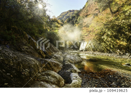 白山白川郷ホワイトロード姥ヶ滝の紅葉 白山白川郷ホワイトロード姥ヶ滝の紅葉 109419625