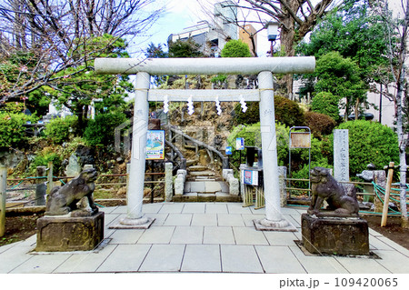 【東京】初春の鳩森八幡神社　千駄ヶ谷の冨士塚の登山口入口 109420065