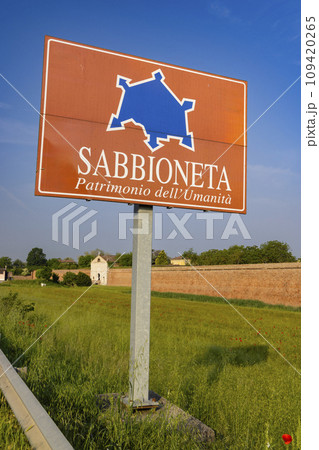 The walls of Sabbioneta, UNESCO World Heritage site, Lombardy, Italy 109420265