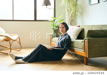 リビングで読書する女性 109420584