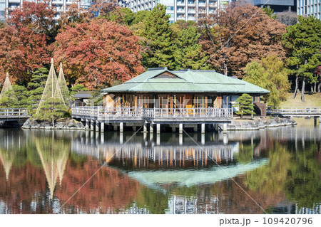 東京都 浜離宮恩賜庭園 中島の御茶屋 紅葉と潮入りの池 東京都 浜離宮恩賜庭園 中島の御茶屋 紅葉と潮入りの池 109420796