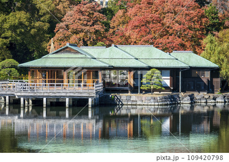 東京都 浜離宮恩賜庭園 中島の御茶屋 紅葉と潮入りの池 東京都 浜離宮恩賜庭園 中島の御茶屋 紅葉と潮入りの池 109420798