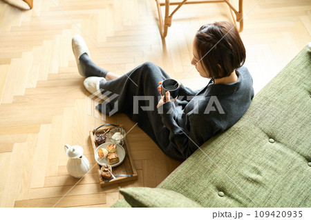 ゆっくりお茶を飲む女性 109420935