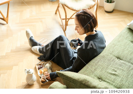 ゆっくりお茶を飲む女性 109420938