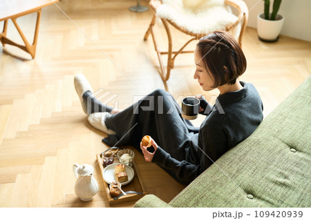 ゆっくりお茶を飲む女性 ゆっくりお茶を飲む女性 109420939