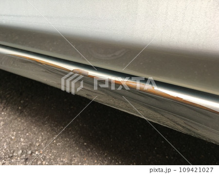深く傷ついたサビ腐食のある車のボディサイドシルの素材 109421027