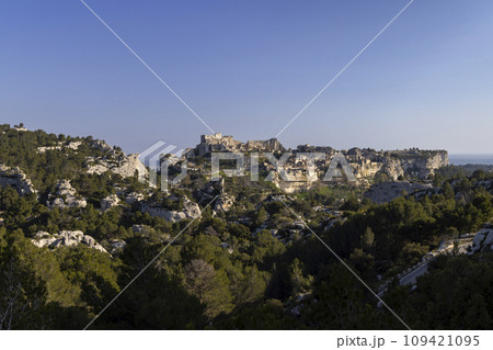 Medieval castle and village, Les Baux-de-Provence, Alpilles mountains, Provence, France Medieval castle and village, Les Baux-de-Provence, Alpilles mountains, Provence, France 109421095