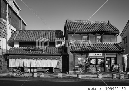 昭和レトロな雰囲気が懐かしい、モノクロで写した栃木市の街並みの写真