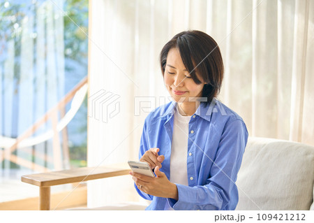 スマートフォンを操作する女性 スマートフォンを操作する女性 109421212