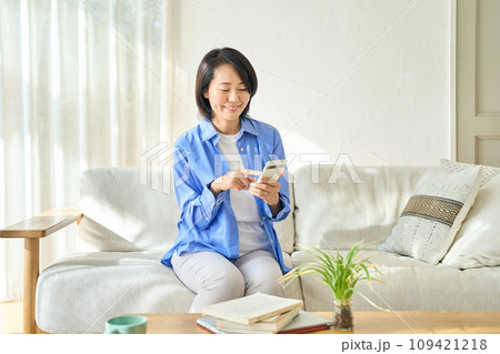 スマートフォンを操作する女性 スマートフォンを操作する女性 109421218
