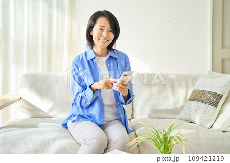 スマートフォンを操作する女性 109421219