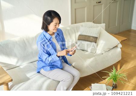 スマートフォンを操作する女性 109421221