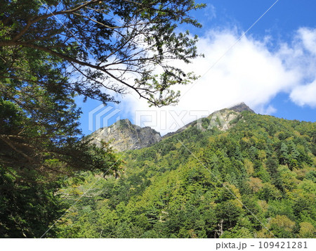 上高地　明神岳の景色　10月 109421281
