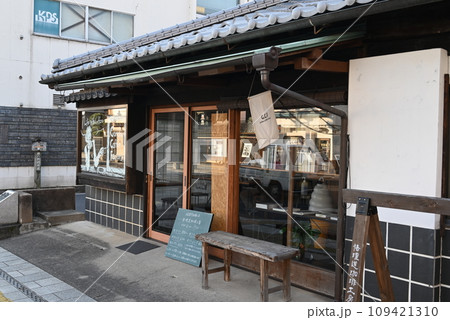 昭和レトロな雰囲気が懐かしい栃木市の街並み 109421310