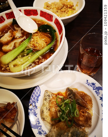 ワンタン麺 炒飯 唐揚げ ワンタン麺 炒飯 唐揚げ 109421359