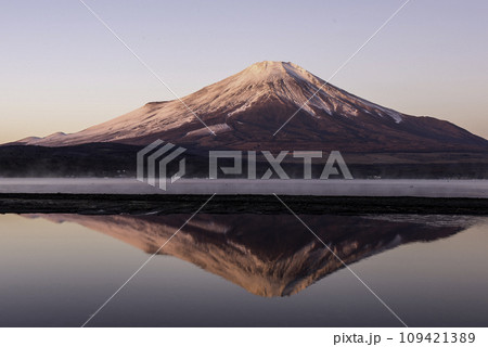 山中湖から望む紅富士 109421389