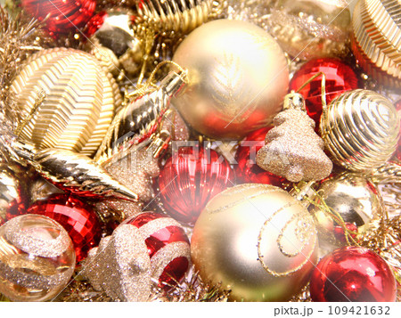 キラキラと華やかで豪華なゴールドと赤の装飾の背景素材 109421632