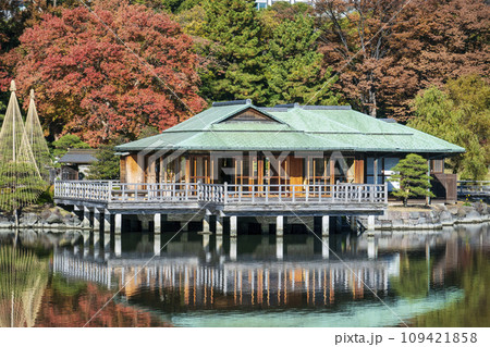 東京都　浜離宮恩賜庭園　中島の御茶屋　紅葉と潮入りの池 109421858