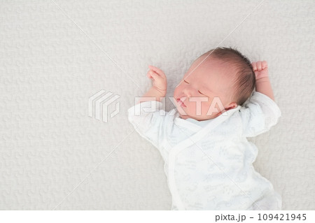 マットの上でお昼寝する新生児の赤ちゃん マットの上でお昼寝する新生児の赤ちゃん 109421945