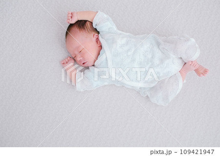 マットの上でお昼寝する新生児の赤ちゃん マットの上でお昼寝する新生児の赤ちゃん 109421947