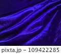 光沢感があるドレープの青色のベルベット生地パターン素材 109422285