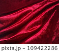 光沢感があるドレープの赤色のベルベット生地パターン素材 109422286