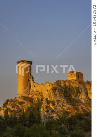Chateau de Hers ruins near Chateauneuf-du-Pape, Provence, France Chateau de Hers ruins near Chateauneuf-du-Pape, Provence, France 109422872