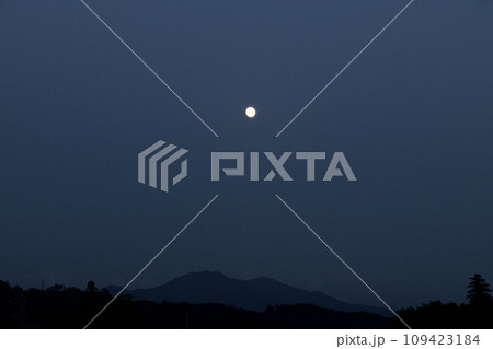 北杜市白州町、夕空に昇る十月十三夜の月 北杜市白州町、夕空に昇る十月十三夜の月 109423184