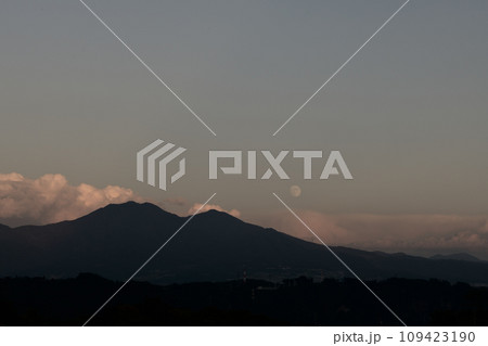 北杜市白州町、夕空に昇る十月十三夜の月 109423190