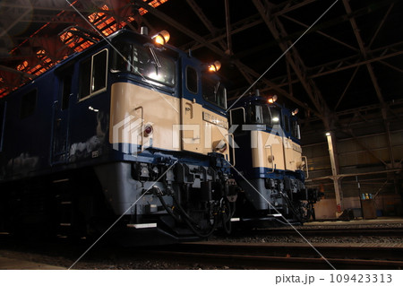 レトロな車両庫に佇むEF64-1030号機とEF64-1032号機_2023/11/25撮影 レトロな車両庫に佇むEF64-1030号機とEF64-1032号機_2023/11/25撮影 109423313