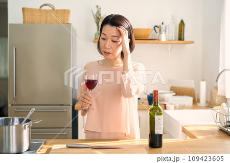 キッチンでワインを飲む女性 キッチンでワインを飲む女性 109423605