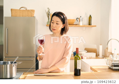 キッチンでワインを飲む女性 キッチンでワインを飲む女性 109423612