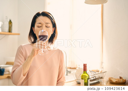 キッチンでワインを飲む女性 キッチンでワインを飲む女性 109423614