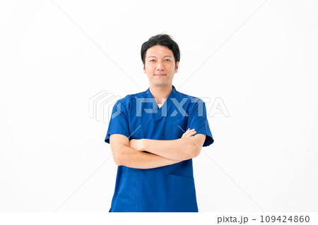 医療　ドクター　1人　腕組み 109424860