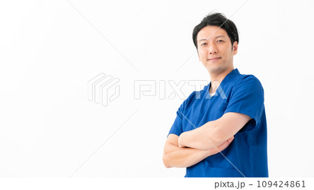 医療　ドクター　1人　腕組み 109424861
