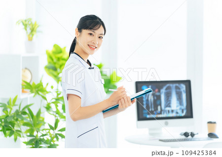 医療施設で働く医療従事者 医療施設で働く医療従事者 109425384